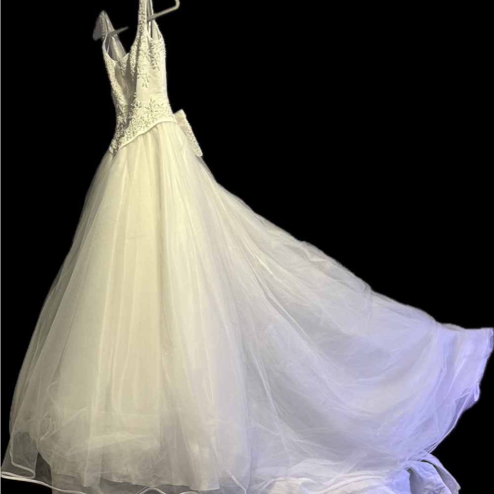 Vintage, White Sleeveless Wedding Gown with beaded bodice and full tulle skirt - Picture 9 of 16